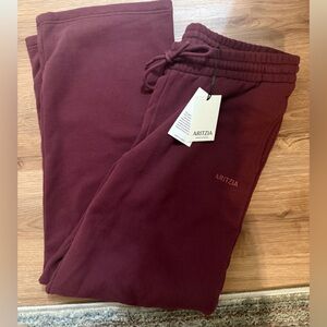 Aritzia sumac burgundy Sweatpants
Size M
NWT